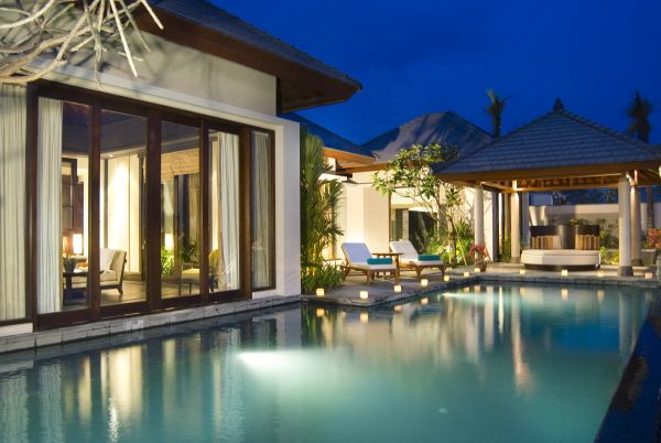 Luxusný hotel Banyantree Ungasan-Bali osvetlenie bazéna s lehátkami Luxury Resort Hotel Bazény Banyantree Ungasan-Bali Nočné osvetlenie Lehátka
