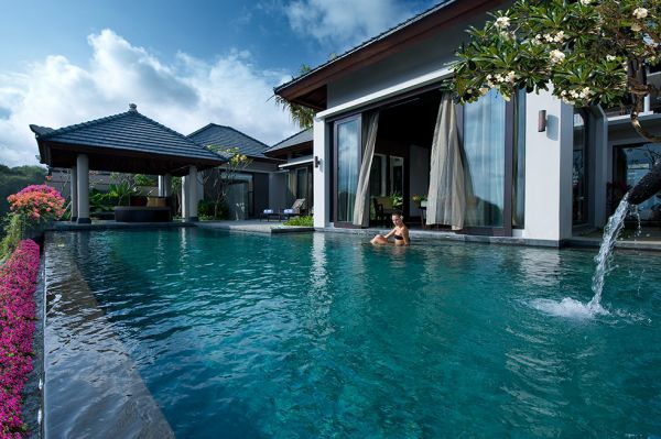 Destinácie Bali Resort Infinity-Pool moderný Banyan-Tree Ungasan Najlepšie hotelové bazény Resort Bali Luxusný nekonečný bazén Banyan Tree Ungasan