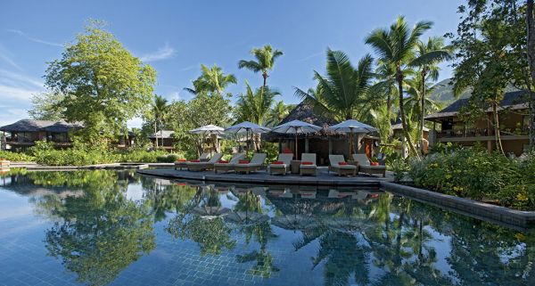 Lehátko pri bazéne Constance-Ephelia Resort-na seychelských ležadlách slnečníky Slnečné ležadlá slnečníky na palube záhradnej terasy Constance-Ephelia Resort