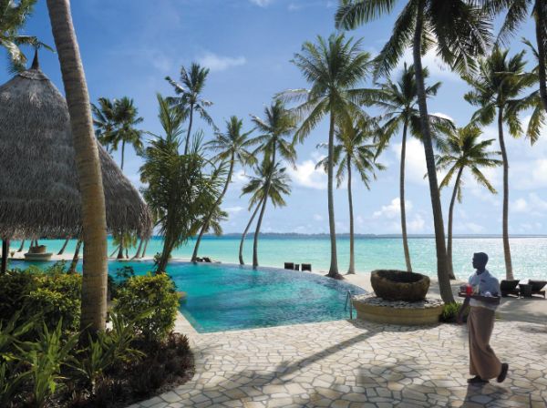 5-hviezdičkový rezort Shangri-La bazénový komplex terasa wellness centrum Luxusný rezort Tropical 5-hviezdičkový bazén Shangri-La Pool Maldives s terasou a wellness