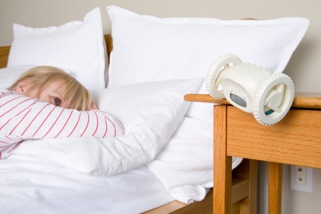 kreatívny dizajn budíka, šikovný, biely, chladný, utekajúci robot kreatívny budík clocky biely robot uteká