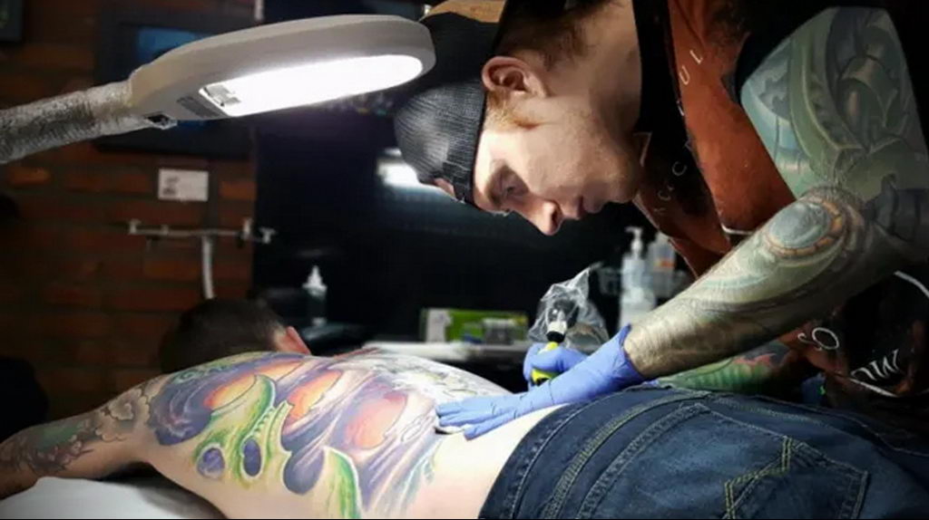 Kunder, der synes, at det er normalt at virke helt beruset i en tatoveringssalon, og alle vil forstå det - foto