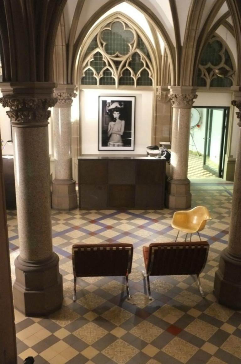 design-hotels-nemecko-qvest-koeln-gothik-átrium-recepcia