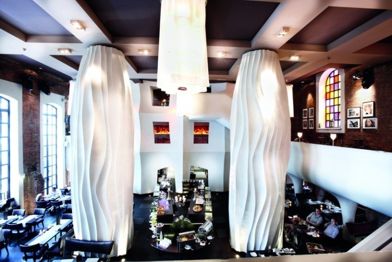 design-hotely-nemecko-východ-hamburg-reštaurácia-stĺpce-čierno-biele