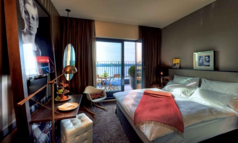 design-hotels-Germany-the-george-hamburg-hotel-room-bed