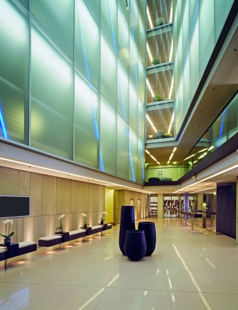 design-hotely-nemecko-strana-hamburg-átrium-svetlá-sklenené steny