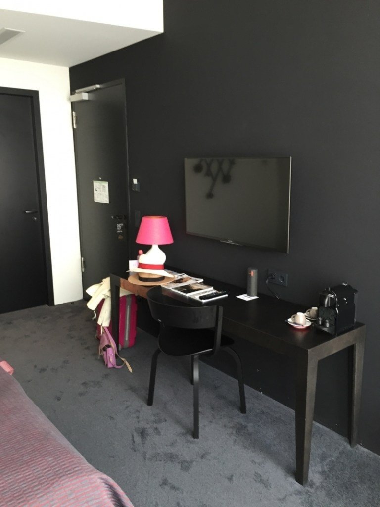 design-hotels-Germany-The-Flushing-Meadows-munchen-black-sideboard-hotelová izba