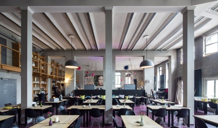 design-hotely-nemecko-továreň-hotel-reštaurácia-priemyselný štýl-moderný-mestský