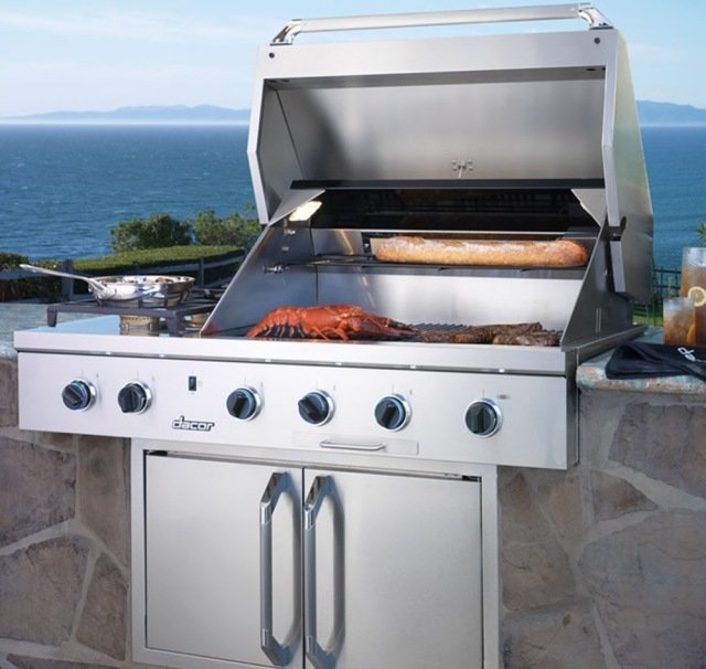 Vstavaný gril Dacor z nehrdzavejúcej ocele s výhľadom na more Vstavaný gril Dacor z nehrdzavejúcej ocele na more