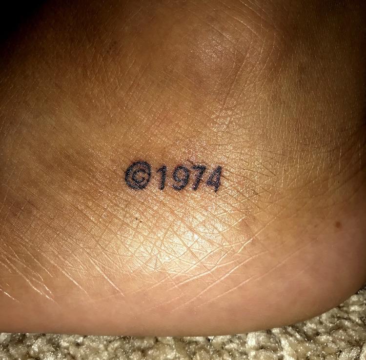 tetovanie ženy minimalistický dátum narodenia noha znak autorských práv