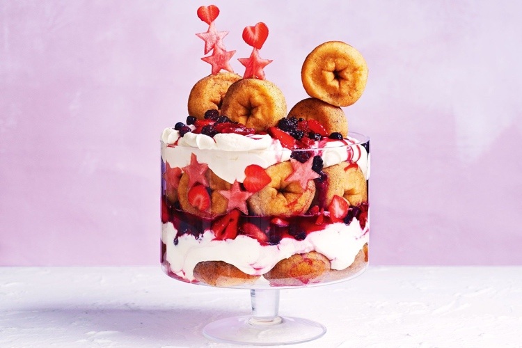 Koláč z donutov bez pečenia s bobuľami