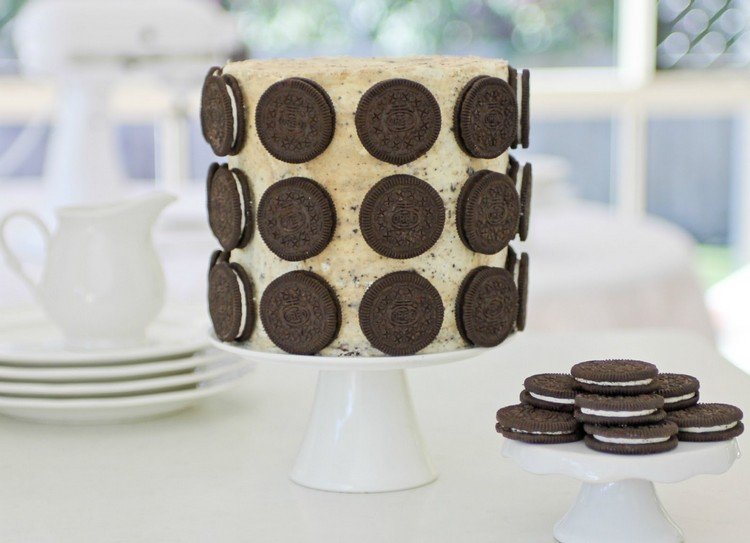 Koláč-sladkosti-príprava-oreo-sušienka-cesto-dekorácia-stojan na tortu