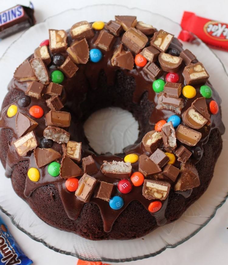 torta-cukrovinky-príprava-kitkat-snickers-mms-čokoládová-poleva-dekorácia