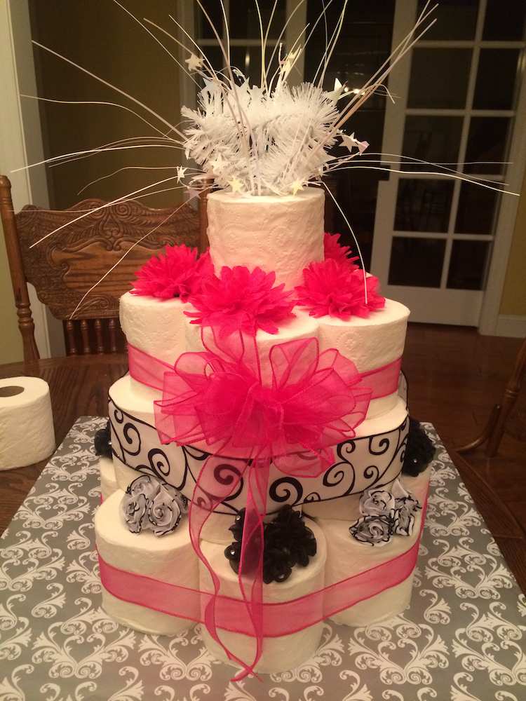 Dort-toaletný papier-urob si sám-narodeniny-ružové-pierko-dekorácia