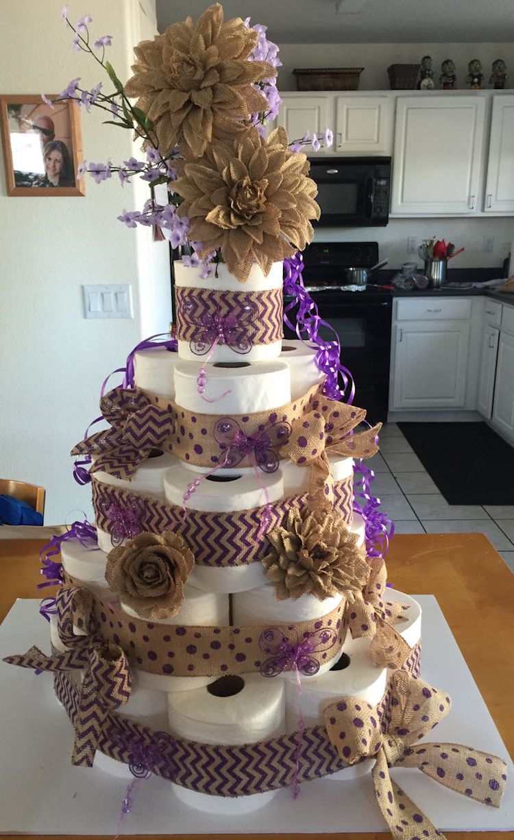 tortový-toaletný papier-urob si sám-narodeniny-torta-purpurová-deko-stuha-ľan
