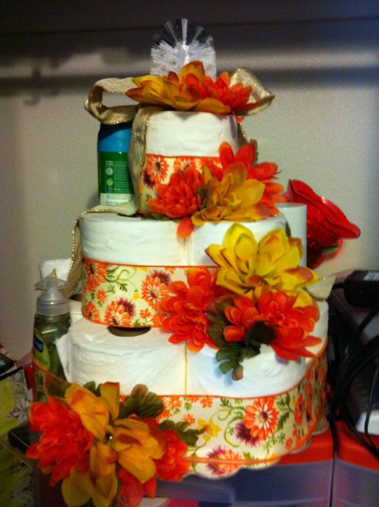 Dort-toaletný papier-urobte si-deko-pásku-oranžovo-umelé-kvety-deco