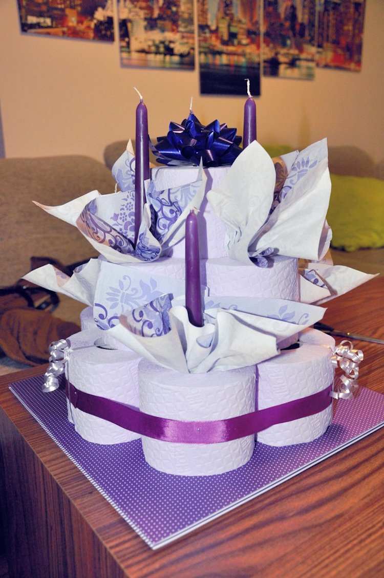 Dort-toaletný papier-urobte si-purpurovo-sviečku-stuha-dekorácia