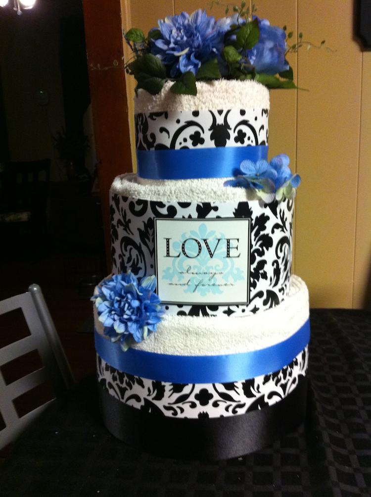 torta-toaletný papier-vyrobte si-uteráky-svadobné-modré-umelé kvety