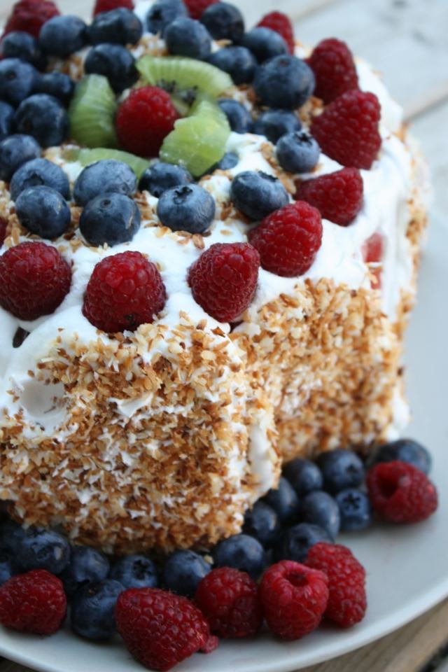 Melónový koláč - takto môže vyzerať hotový koláč mandľový koláč ovocie bobule melónový krém