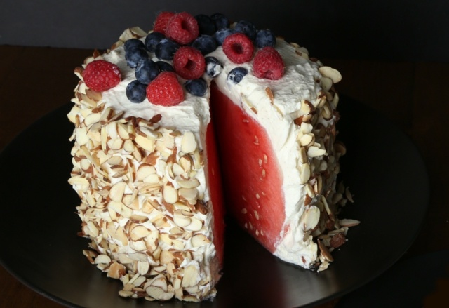 Originálna torta - fantázii sa medze nekladú Melónový koláč, smotana, mandľové triesky, maliny, čučoriedky