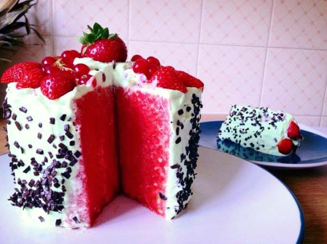 Koláč ozdobíme čokoládovými posýpkami melónový krémový jahodový koláč urobte čokoládové lupienky sami