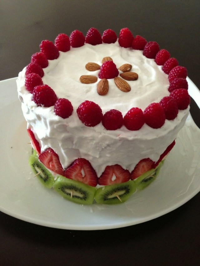 Koláč vyrobený z jahôd, malín a kivi Melónový koláč maliny kiwi jahodový krém