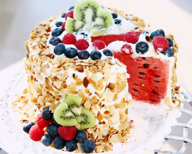 Melónový koláč - dezert za niekoľko minút Ovocné torty z mandľových kúskov a koláčov robia nápad