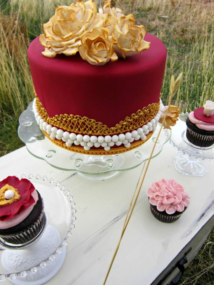 tortovo-zlato-červený-fondán-perlový-koláčový tanier