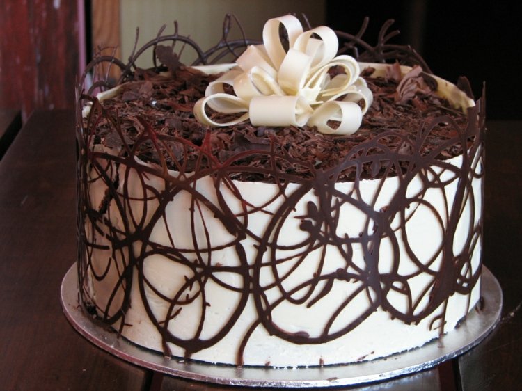 čokoládovo-strúhaný-koláč-maslový krém-stuha