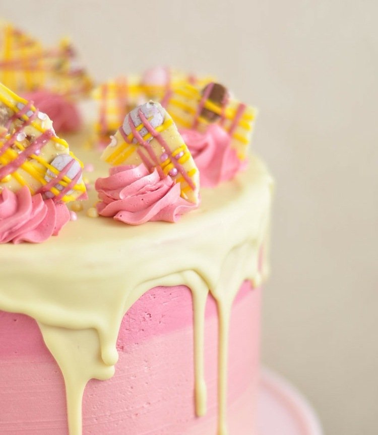 čokoládovo-bielo-krémovo-striekancová-ozdoba