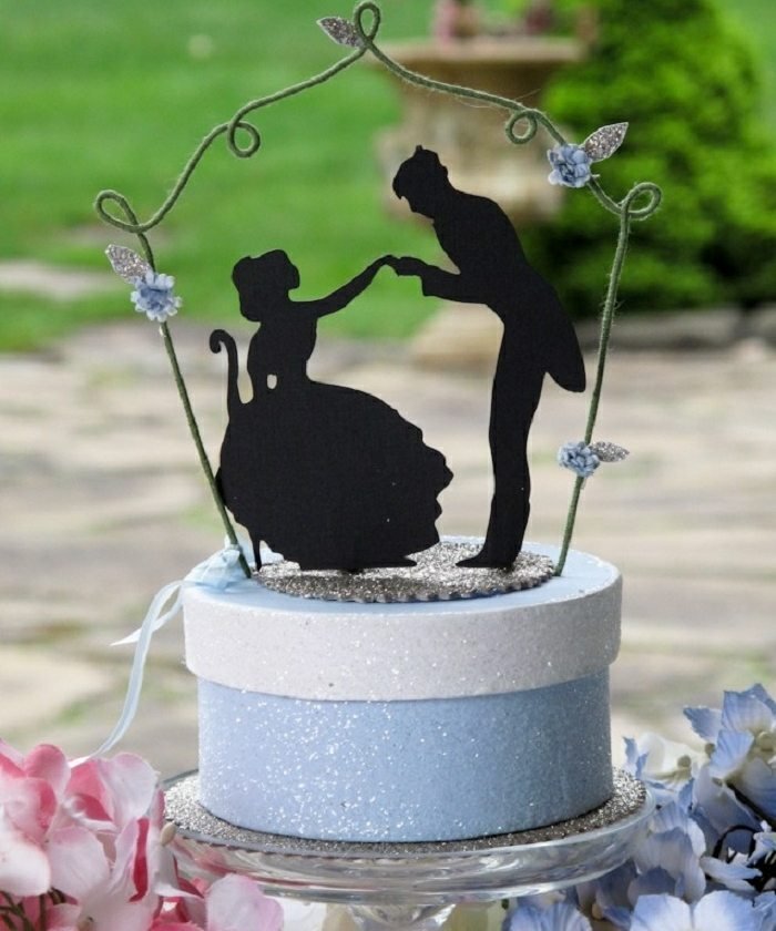 Svadobný svadobný pár silueta vystrihnutá z papiera