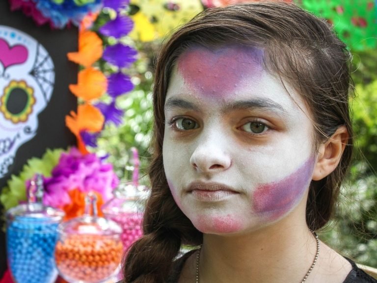 Krok 3: Cukrová lebka Návod na make -up Krok 3 Naneste na líčka ružovú lícenku