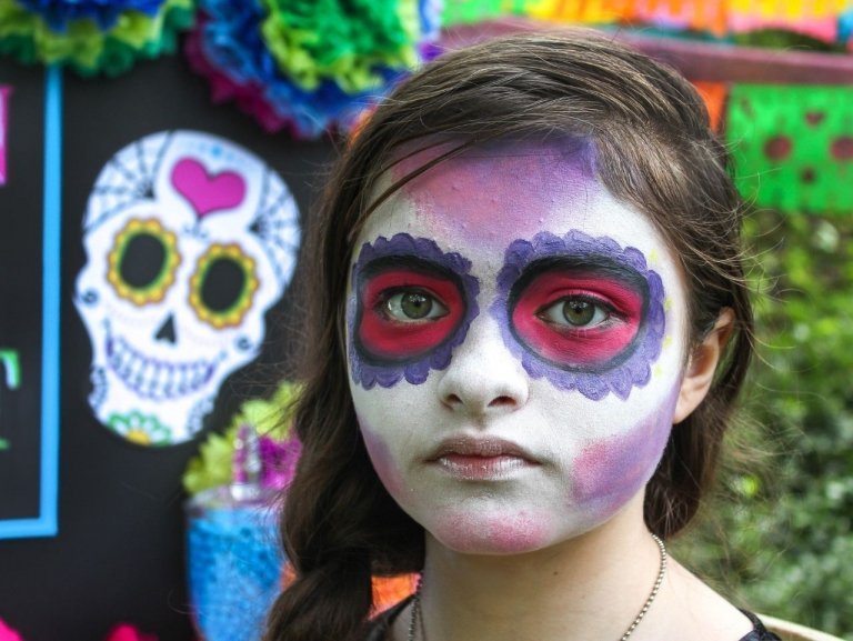 Líčenie lebky Pokyny pre deti, namaľujte čierne kruhy okolo očí, nakreslite kvety a vyplňte