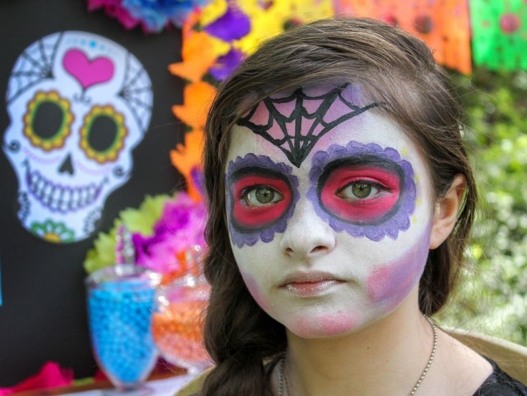 Pokyny krok 5 Namaľujte si na čelo pavučinu, čo je sladký nápad na líčenie pre dievčatá