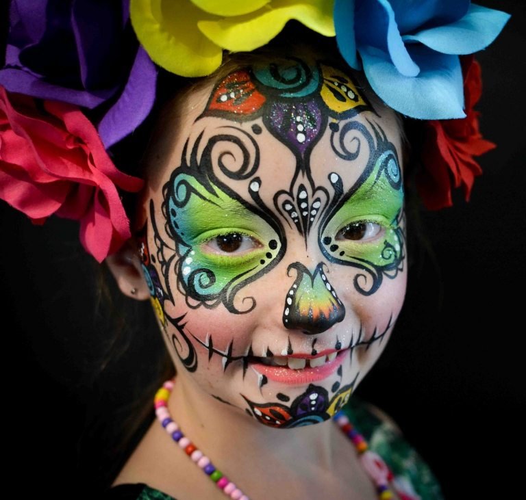 Halloweenske líčenie pre deti maľujúce rozprávkový motýľ okolo očí