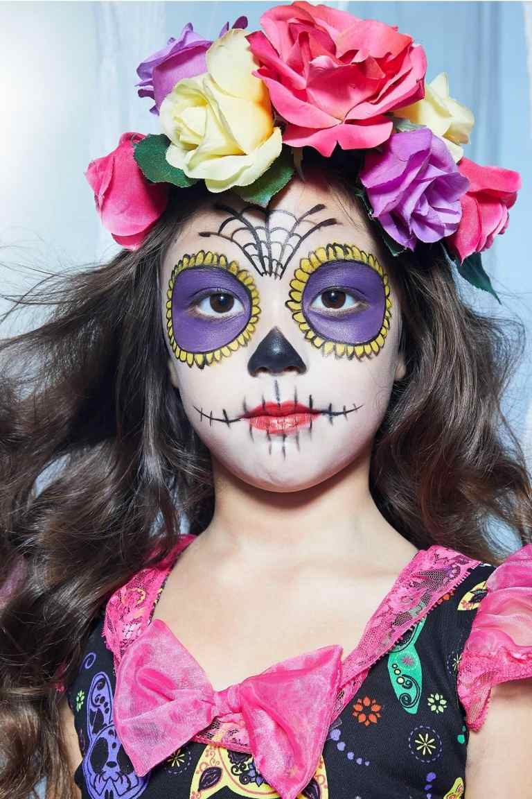 Ľahké nalíčenie detskej cukrovej lebky na tvár pre dievčatá v materskej škole