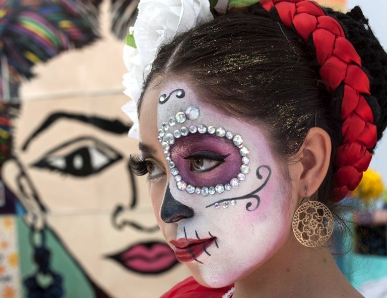 Dievča s účesom a čelenkou Karmen a nie strašidelným maľovaním na tvár s trblietkami