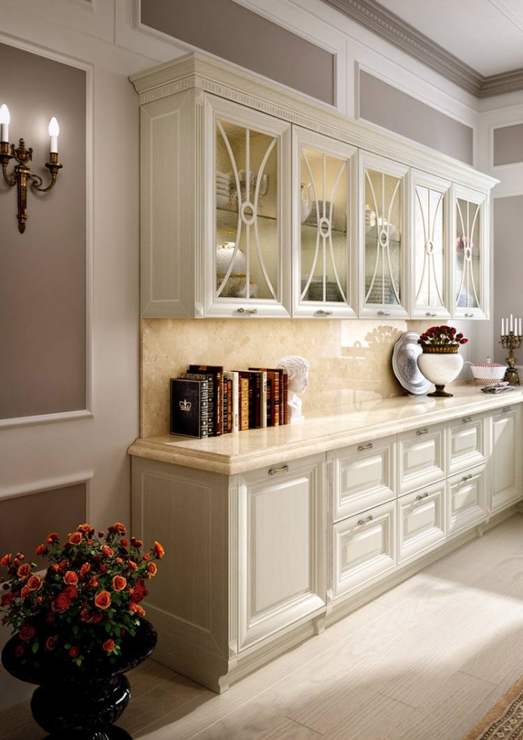 individuálny dizajn so zmyslom pre detail a dekoratívne akcenty tradičná-drevená-kuchynská-kuchynská-lubrikačná-luxusná-biela-skriňa-pracovná doska-vitrína