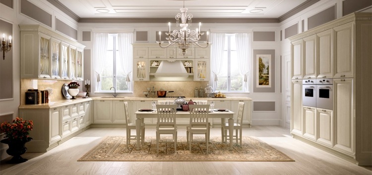 elegantná, svetlá a priestranná kuchyňa s jedálenským stolom umiestneným v strede tradičná-drevená-kuchyňa-cucine-lubrikant-luxus-biela-krémová-biela-jedálenský stôl-model-Pantheon