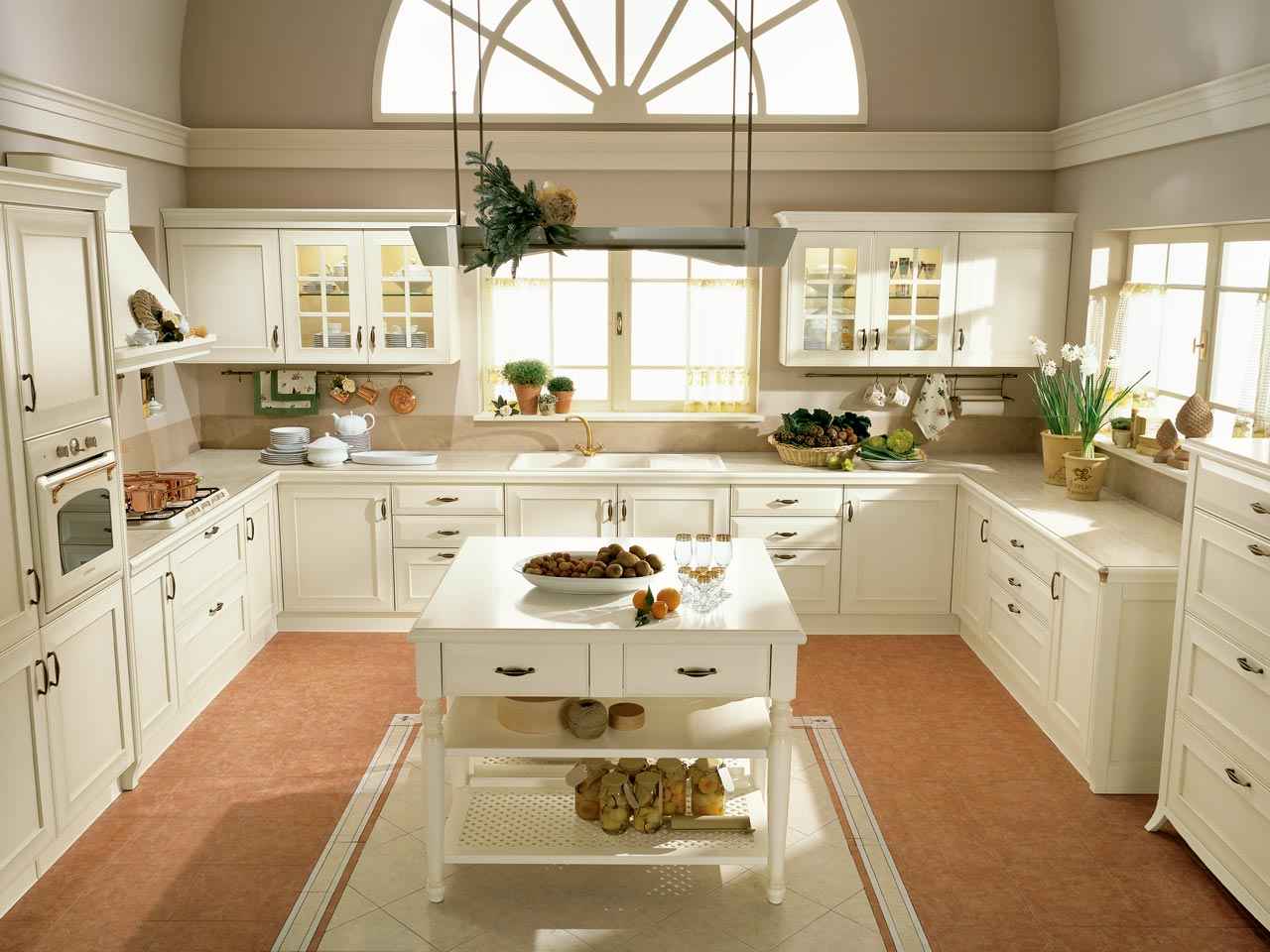 tradičné kuchynské linky s kovovými úchytkami a štýlom z ľahkého dreva tradičné kuchynské skrinky kovové úchytky v štýle ľahkého dreva