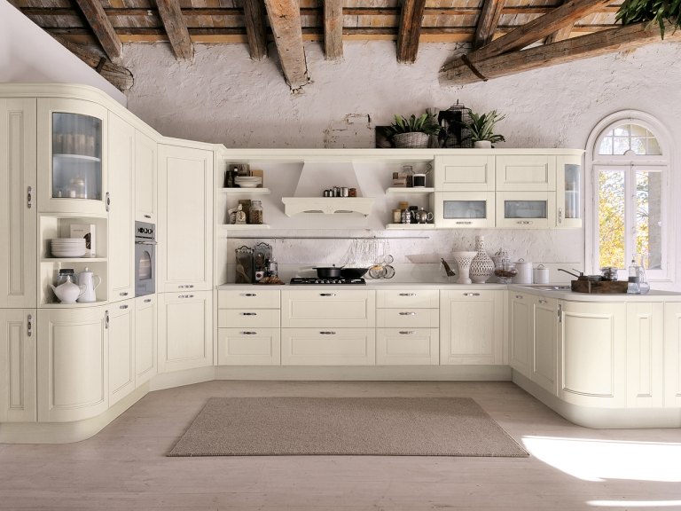 nápady na veľkú kuchyňu v nástennom skrinkovom štýle veľká kuchyňa vidiecky štýl skriňového systému nábytok z masívneho dreva odhalené trámy