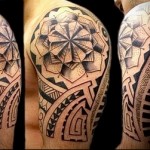 tribal tatovering overarm og skulder - mandlig version