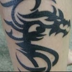 tribal drage tatovering på benet