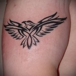 tribal tatovering - phoenix på armen