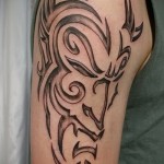tribal tatovering dæmon ansigt på armen