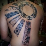 tribal sol tatovering på ryggen af en fyr