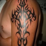 tribal cross tatovering på skulderen