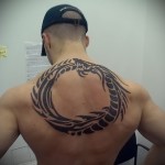 tribal tatovering drage bider halen på hele ryggen - ring