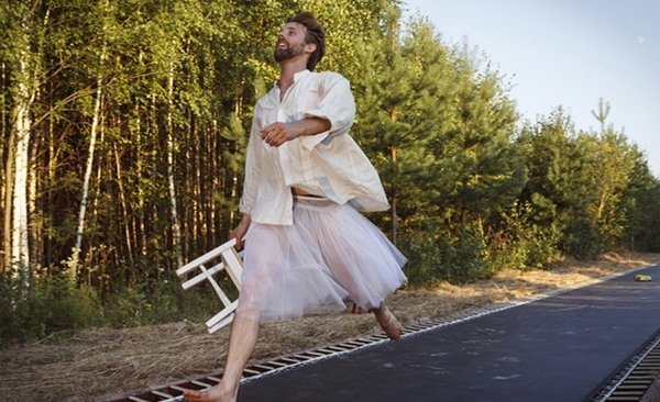 Odrazový projekt na trampolíne Salónik projektu na skok na trampolíne