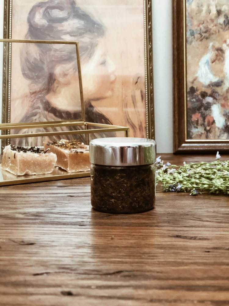 urobte si masku na tvár sami kávová usadenina hnedý cukor hroznový olej olej koža